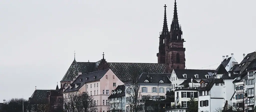 La cathédrale de Bâle vue depuis le Rhin, à une heure dix de route d'Europa-Park