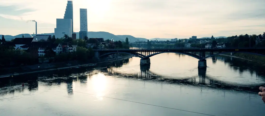 Les bords du Rhin à Bâle au soleil couchant