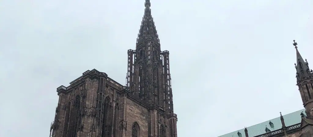 La flèche de la cathédrale de Strasbourg, point de départ le plus fréquent vers Europa-Park