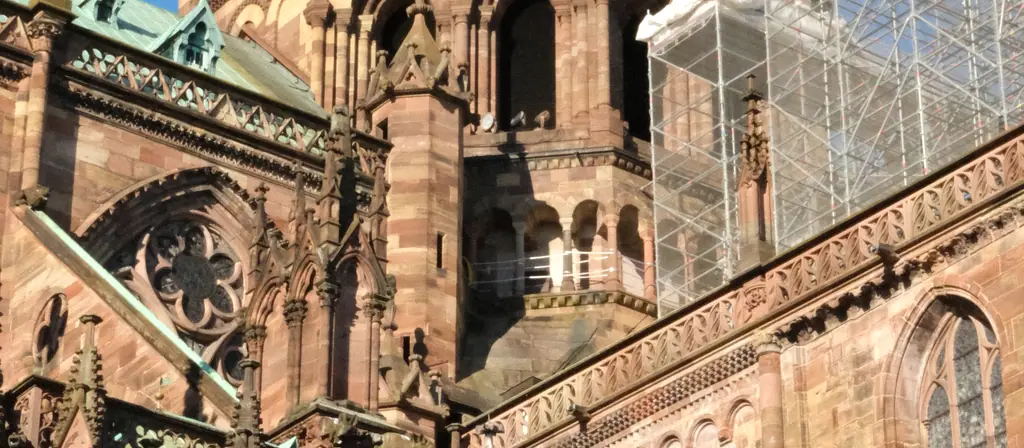 La cathédrale de Strasbourg en plein soleil, à quelques minutes de la gare centrale