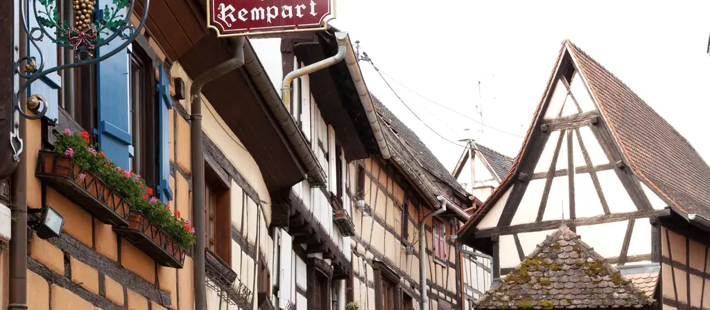 Une ruelle pavée d'Eguisheim, village de la route des vins d'Alsace