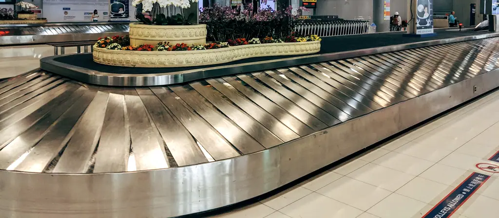 Le tapis de livraison des bagages dans un hall d'arrivée