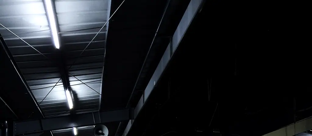 Un quai de gare illuminé à la tombée du jour
