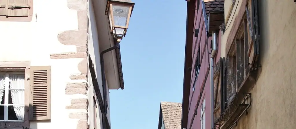 Une ruelle médiévale de Riquewihr, sur la route des vins