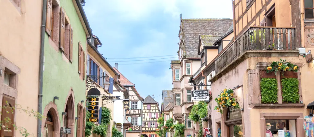 Une ruelle pavée bordée de maisons alsaciennes traditionnelles