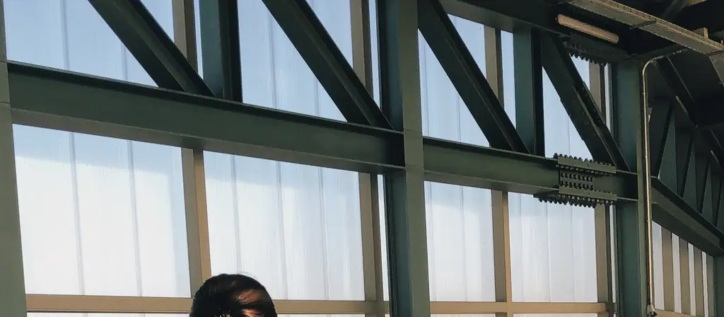 Voyageuse traversant un hall d'arrivée avec sa valise